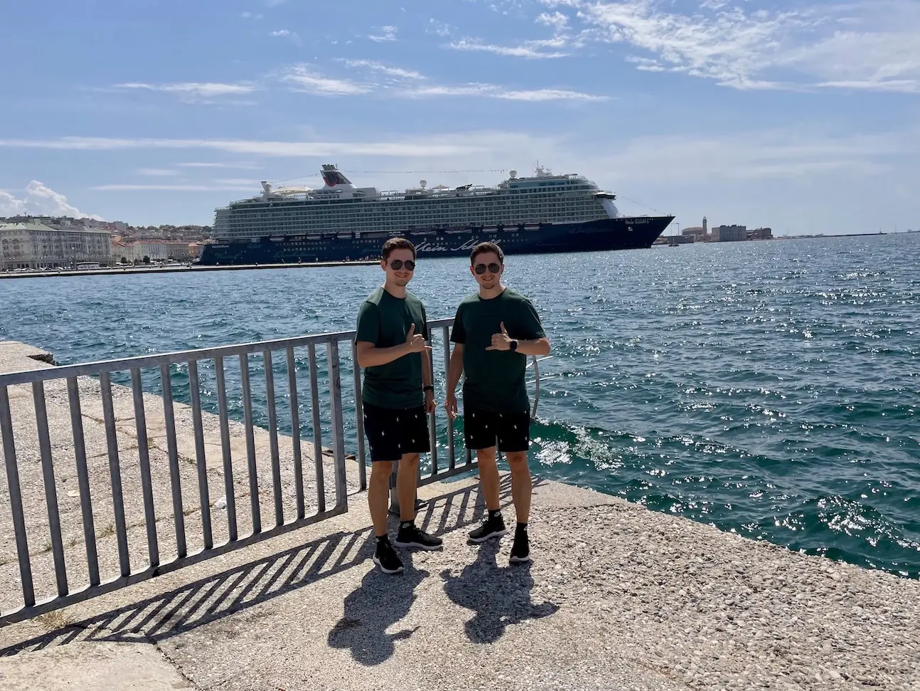 Tinz Twins vor der Mein Schiff 6